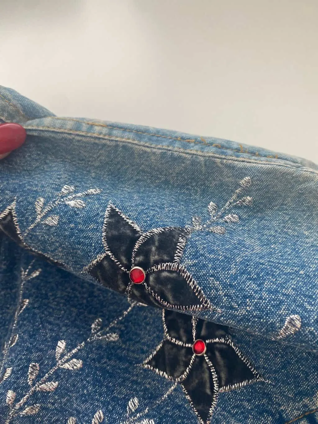 Vintage embroidered denim blouse with studded collar – Large